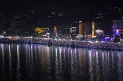印度聖城迎排燈節 220萬盞油燈再創世界紀錄