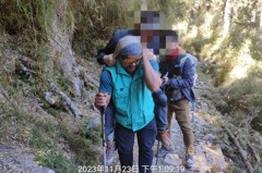 日本68歲山友登玉山摔傷膝蓋 空勤直升機吊掛送醫