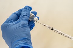 立院將通過決議文 要求晶片換疫苗優先醫護使用