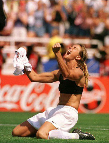 1999年女子世界盃，雀斯汀（Brandi Chastain）在PK賽為美國對踢進致勝球後，脫掉上衣慶祝。 圖／美聯社