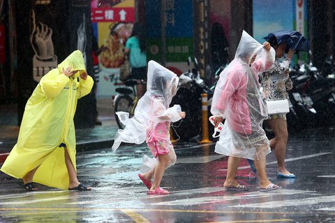 颱風假的媒體儀式：先集氣祈求再抓收操用的祭品