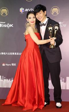 林俊傑（右）與戴佩妮分獲25屆金曲獎國語最佳男女歌手獎。本報資料照片