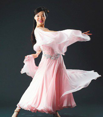 曾馨瑩是圈內有名的舞蹈老師，為去年二月的鴻海尾牙宴教郭台銘跳舞，兩人一舞定情。...