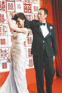郭台銘（右）與曾馨瑩（左）展示第二套禮服，並跳了一段「女人香」的舞蹈。
記者鄭...