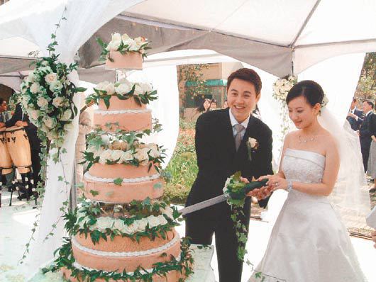 圖為九十二年元月，黃鈺堯和新娘宣昶聿歡喜切下結婚蛋糕畫面。本報系資料照片