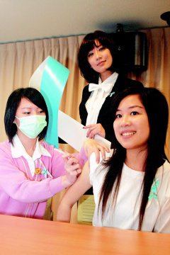 藝人賈靜雯（中）擔任婦癌防護大使，與北醫同學一起為婦癌防治努力。（記者林秀明／攝影）