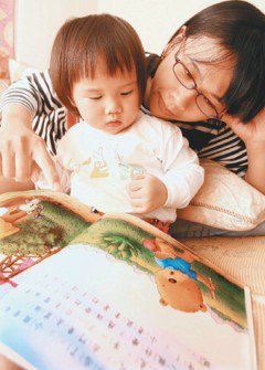 學者建議，孩子出生後，父母就可以讀書給孩子聽，每天花一點時間，就可養成孩子閱讀習慣，也可增進親子關係。（記者陳正興／攝影）