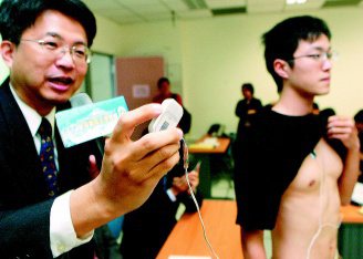 榮陽團隊醫學博士郭博昭（左）上午在台灣首次海外遠距生理資訊傳輸成功的記者會上，解...