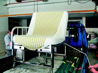 桃園市聖保祿醫院為體重200公斤病患打造專用的巨型椅，放在小貨車上宛如單人床。（記者潘欣中／翻攝）
