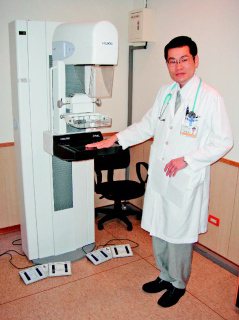 陽明大學附設醫院引進數位式乳房攝影機，配合立體定位技術，可檢出微小病變，成為篩檢利器。（記者羅建旺／攝影）