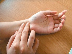 你會量脈搏嗎？測量時手心朝上，以另隻手的食指和中指放在手腕上，以拇指為基準點，食指和中指放在手腕骨頭邊緣到拇指下方肌腱之間，尋找一下脈搏，並以穩固的壓力去感受到脈搏的跳動。（心臟基金會／提供）