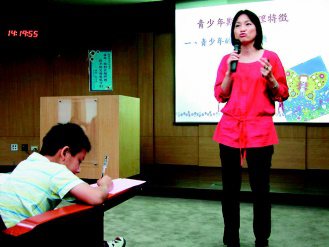 淡江大學教授柯志恩專題演講如何面對狂飆期的孩子，有小朋友陪家長聽講，並利用時間畫畫。（記者劉愛生／攝影）