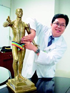 奇美醫院中醫部主治醫師游榮聖主持「針灸治療前列肥大」計畫，徵求40歲以上男性患者免費治療。（記者吳淑玲／攝影）