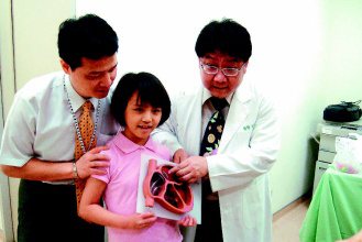 醫師陳豐霖(右)陪同夏晴維(中)說明手術成果。（記者胡宗鳳／攝影）