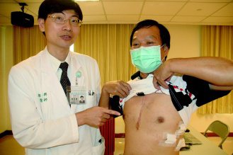 台大雲林分院首創迷你胸腔鏡手術，醫師指著傳統的大刀疤和側面3個小紗布說「差很大」。（記者蔡維斌／攝影）