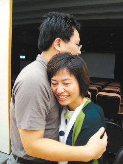李小姐（右）上個月接受PGD試管嬰兒手術，證實成功受孕，開心地抱著丈夫。（記者胡宗鳳／攝影）