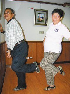原本兩腳無法走路的鍾姓老農（左）與王盧女士（右），接受電腦導航人工膝關節置換術後，行動自如。（記者王紀青／攝影）