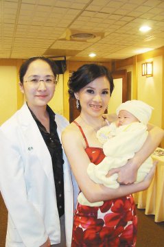 在購物頻道擔任型錄的模特兒劉雅雲(右），經中醫師彭溫雅的中藥調理及針灸埋線，產後3個月恢復原來身材。（記者胡宗鳳／攝影）
