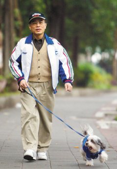 林炫沛不僅自己愛運動，還要負責遛狗，帶狗散步。（記者蘇健忠／攝影）