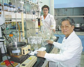 中醫大教授郭盛助在實驗室致力研究本土性抗癌藥物的情形。（圖／中醫大提供）
