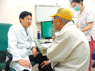 彰基雲林分院院長蔡松彥(左)，花了20多年治療自己的Ｃ型肝炎，他常勸病患要保肝護肝。（記者李鋅銅／攝影）