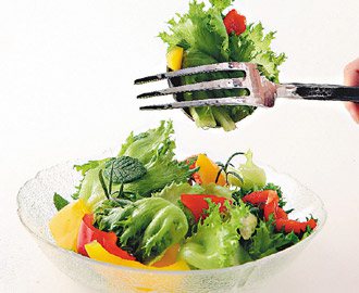 「天天五蔬果」指每天至少要吃三份蔬菜與兩份水果，蔬菜一份大約一百公克，水果一份約是一個拳頭大。（圖／聯合報系資料照片）
