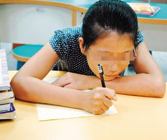 台北市學前兒童近視比率愈來愈高；醫生提醒，如果姿勢不正確，很容易造成兒童近視。 本報資料照片