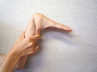 你是天生「軟骨」嗎？研究顯示，天生小指、大拇指、手肘、膝蓋或腰等關節容易彎曲、且角度異於常人者，也就是良性關節過度活動症候群，較不易罹患退化性關節炎。