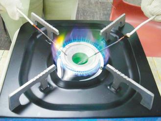 橡皮擦加熱，火焰出現綠色，表示產生氯化銅，證明這些橡皮擦都含有氯。 記者鄭惠仁／攝影