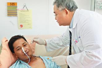 來自菲律賓的丹尼爾(左)，在新光醫院耳鼻喉科主任侯勝博的協助下，來台就醫。 新光醫院/提供