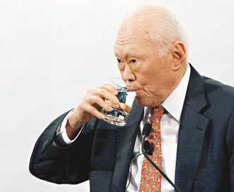 去年11月李光耀出席新加坡亞太經合會，只喝開水。
（路透）