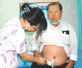 83歲的張清木身上掛著洗腎的透析管，在郭綜合醫院醫護人員協助下，還是到日本旅遊趴趴走，創下醫院的紀錄。 記者修瑞瑩／攝影