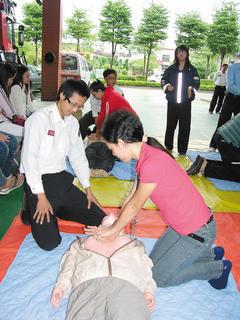 消防局指導外籍人士學習CPR，全程以英語解說，菲律賓籍勞工了解後馬上模擬操作。 ...