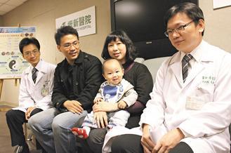黃姓夫妻（左二、中）經壢新醫院中醫科主任陳威達（左一）、婦產科醫師潘景賓（右一）同時看診、調養身體後，產下健康男嬰。 記者楊德宜／攝影