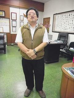 苓雅國中校長姜正明去年還有131公斤，減重45公斤後，腰圍從50變38吋。 圖／姜正明提供