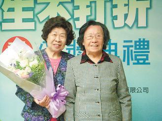 82歲張阿嬤(左)罹患第三期大腸直腸癌，學會用電子郵件傳稿，參加台灣癌症基金會徵文獲獎，昨天姊姊(右)到場為她加油打氣。 記者施靜茹／攝影