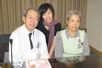 成大醫院醫師賴明亮（左）、志工梁惠茹（中）及馮月梅參與影片「阿嬤的笑容」演出。 記者邵心杰／攝影