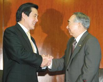 長榮集團總裁張榮發為了引進重粒子治療，直率批評馬英九總統；圖為兩人2008年合照。 報系資料照