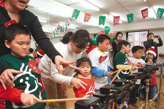 羅慧夫顱顏基金會的小朋友及父母與朱宗慶打擊樂團，舉行聖誕打擊樂體驗派對同樂。 記者陳俊吉／攝影
