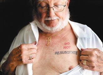 安寧緩和醫療國外討論已久，圖中的澳洲醫師卡特，在胸前刺上「不要急救」字樣。 （歐新社）