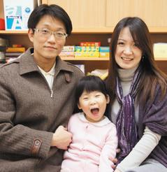 廖健志、王儷錦夫妻全心陪伴4歲的女兒廖家瑜，帶她上課、在家教育，讓聽損的家瑜不但說話字正腔圓，還會背唐詩。 記者高宛瑜／攝影