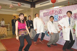 彰濱秀傳醫院家醫科美女醫師蕭汝雯（左）跳肚皮舞保持好身材，還教醫師們如何做扭腰擺臀運動減重。 記者林宛諭／攝影