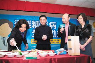 楊麗環委員(左)與民眾現場進行健康料理比賽，由北醫營養室主任蘇秀悅(右一)、美食家吳恩文(右二)擔任評審。 圖／相關單位提供