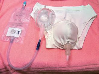 男性集尿罩(中)以氧氣面罩改良，下方連接尿袋(左)，尿失禁病人穿上特製內褲(右)即可趴趴走。 記者詹建富／攝影