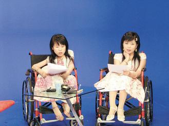 徐東清(左)、徐東梅姐妹，從小罹患脊髓肌萎縮症，但她們不放棄，更開設公益心靈熱線...