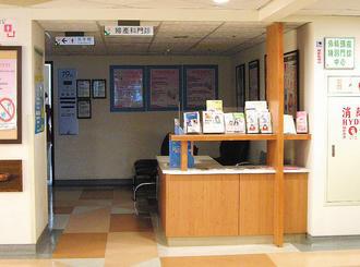 新竹市南門綜合醫院產科7月「熄燈」，櫃台顯得空蕩蕩。 記者蔡育如/攝影
