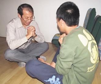 寶貝班創始人鍾素明的丈夫汪致中（左）從來沒想過，簡單的祈禱動作，讓李姓學生從模仿中起了「化學變化」。 記者趙容萱／攝影
