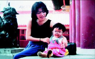 盧廣仲小時候和媽媽合照，臉上戴著的大眼鏡，和現在的造型很像 。 圖片／添翼創越工作室提供