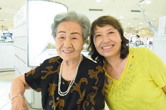九十一歲的鄧馥珍（左）是百貨公司化妝品專櫃頂級客戶，保養有道的她看起來比實際年齡年輕，她還勸女兒張兮（右）要多保養。 記者翁禎霞／攝影