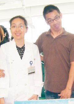 腦性麻痺口足畫家廖瑞金(右)，感謝台大牙醫師楊湘(左)耐心照料他的牙齒。 記者詹建富／攝影